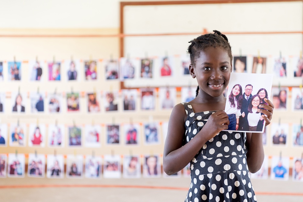 六年前9歲的米莉安參加展望會Chosen活動，在眾多照片中選擇鄧毅仁一家人作為資助人，她說很喜歡照片中資助人全家充滿愛的笑容。