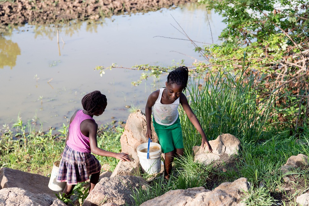 六年前資助童米莉安到溪邊提水的小小身影，一直讓資助人鄧毅仁牽掛在心，希望能幫助當地孩子改善生活環境。