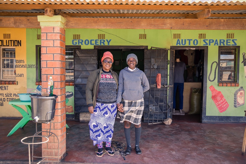 六年後的米莉安與母親，母親很支持孩子上學，朝更大的夢想前進。