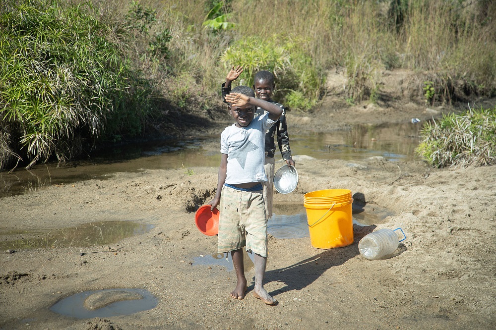 為喝一口乾淨水，缺水區孩童每天得走6公里路 封面照片