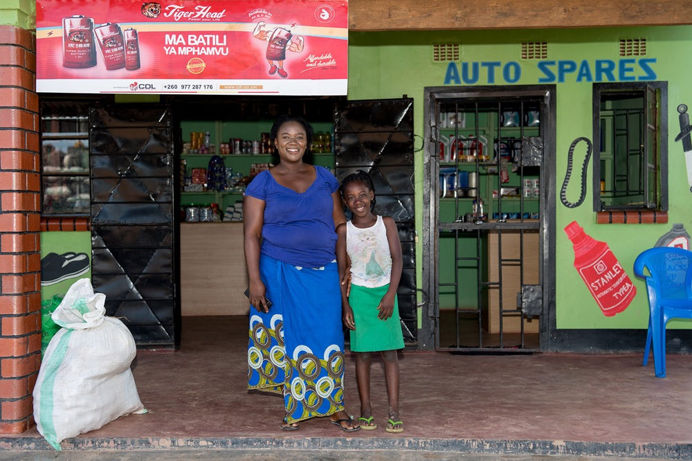 六年前的米莉安與母親，媽媽靠一間小雜貨店辛苦養育孩子。